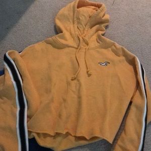 Cropped yellow sweatshirt